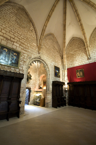 Portada de acceso desde la iglesia a la sala capitular de Cardeña